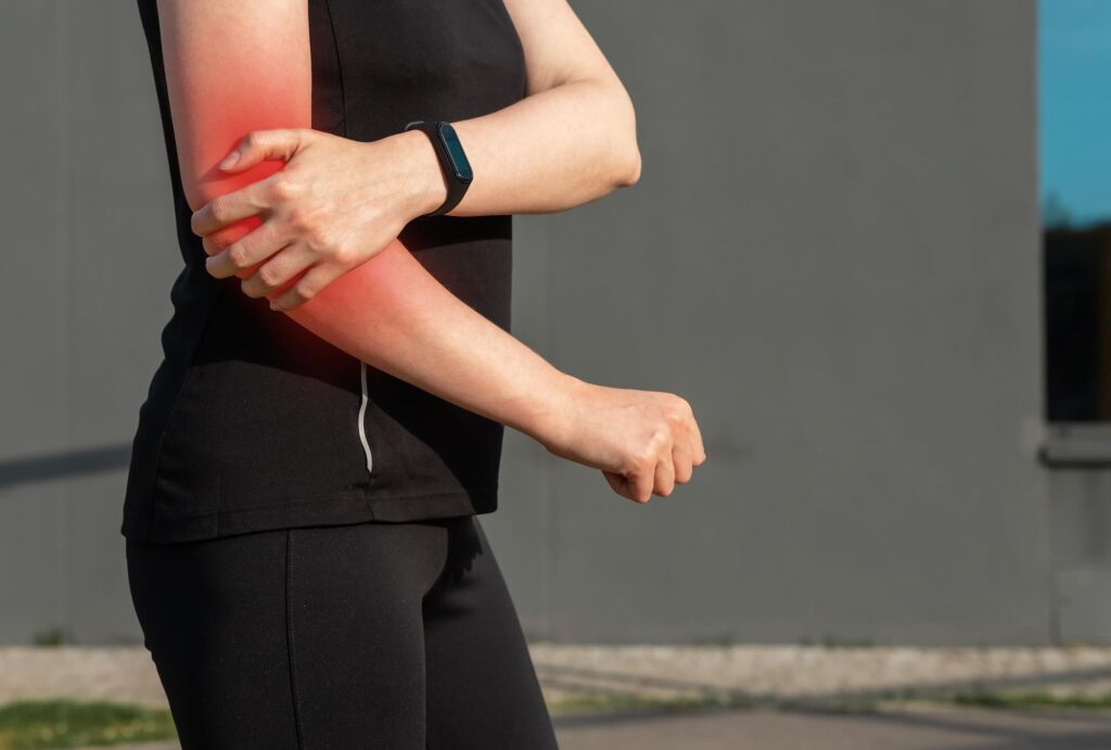 A female athlete suffering from tennis elbow pain
