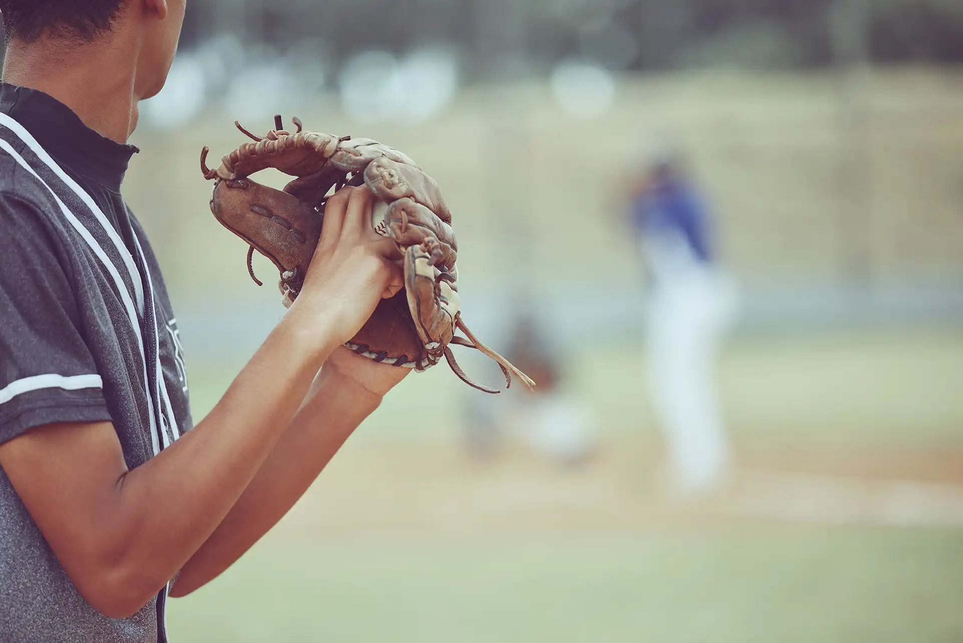 How to Treat Elbow Pain From Throwing